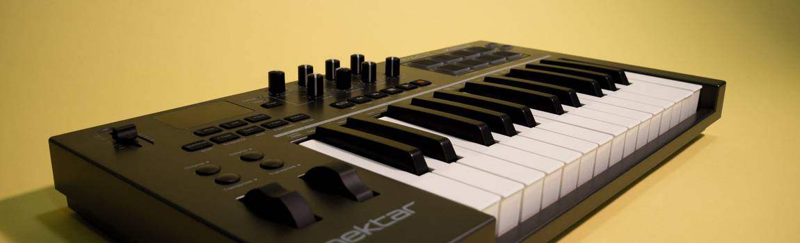 Review: Nektar Impact LX25+ MIDI-Keyboard