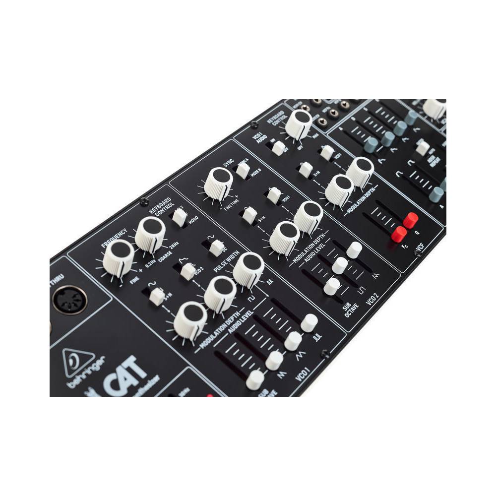 Behringer CAT analoge synthesizer