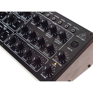 Behringer Pro-1 analoge synthesizer