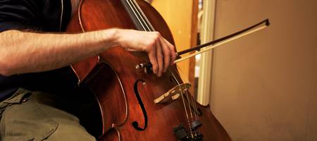 Uit wat voor onderdelen bestaat een cello?
