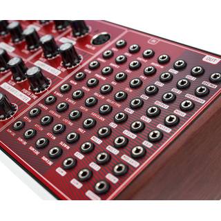 Behringer Neutron semi-modulaire analoge synthesizer