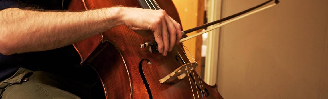 Waarvoor dienen de zangbalk en de stapel bij een cello?