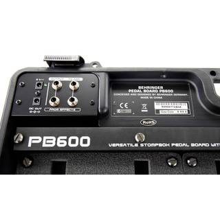 Behringer PB600 pedal bord met voeding
