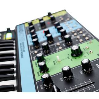 Moog Grandmother semi-modulaire analoge synthesizer