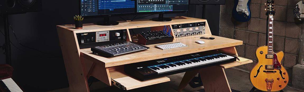 Studio monitoren plaatsen op je studio bureau