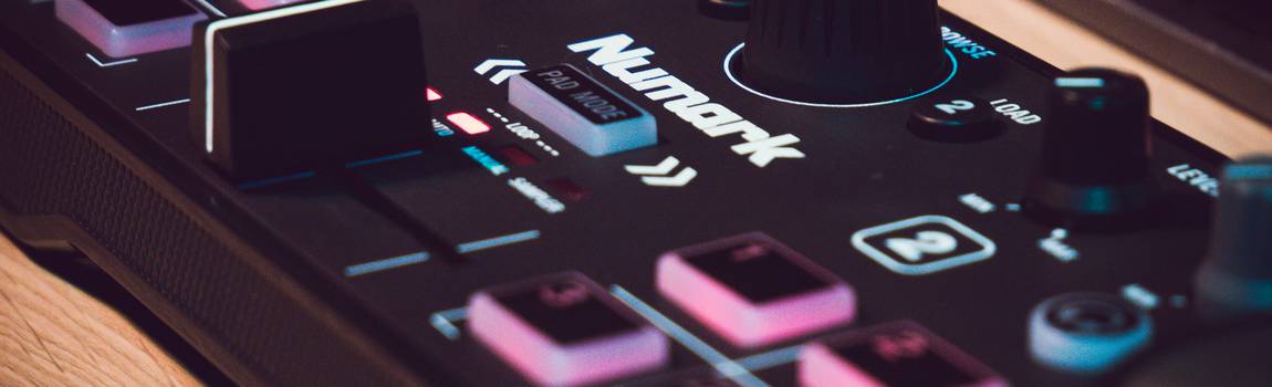 Review: Numark DJ2GO2 Touch DJ controller 'de beste budget DJ controller voor onderweg'