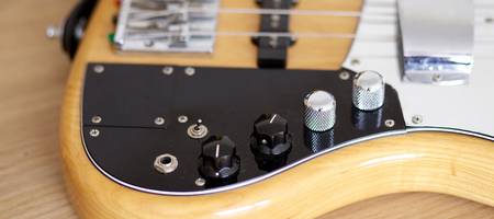 Wat zijn de voor- en nadelen van een akoestische- of elektrische basgitaar?