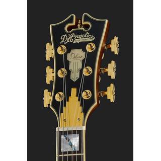 D'Angelico Deluxe Mini DC Matte Walnut Limited Edition semi-akoestische gitaar met koffer