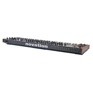 Novation Summit 16-voice polyfone synthesizer met 61 toetsen
